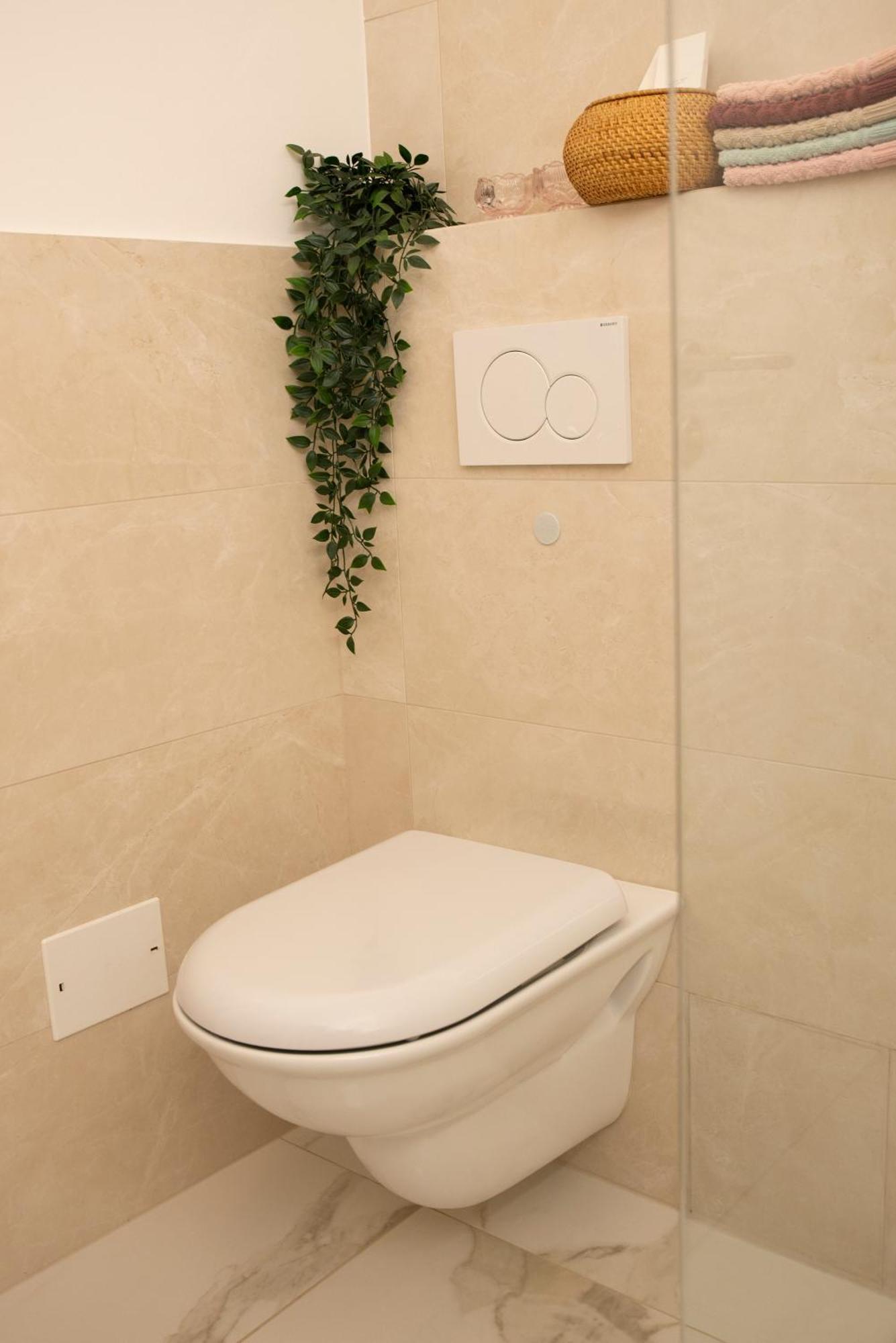 Luxury Res - With Parking Apartment *