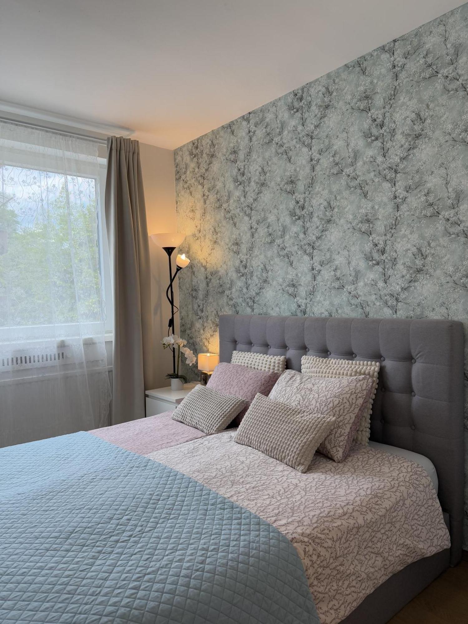 Luxury Res - With Parking Apartment *